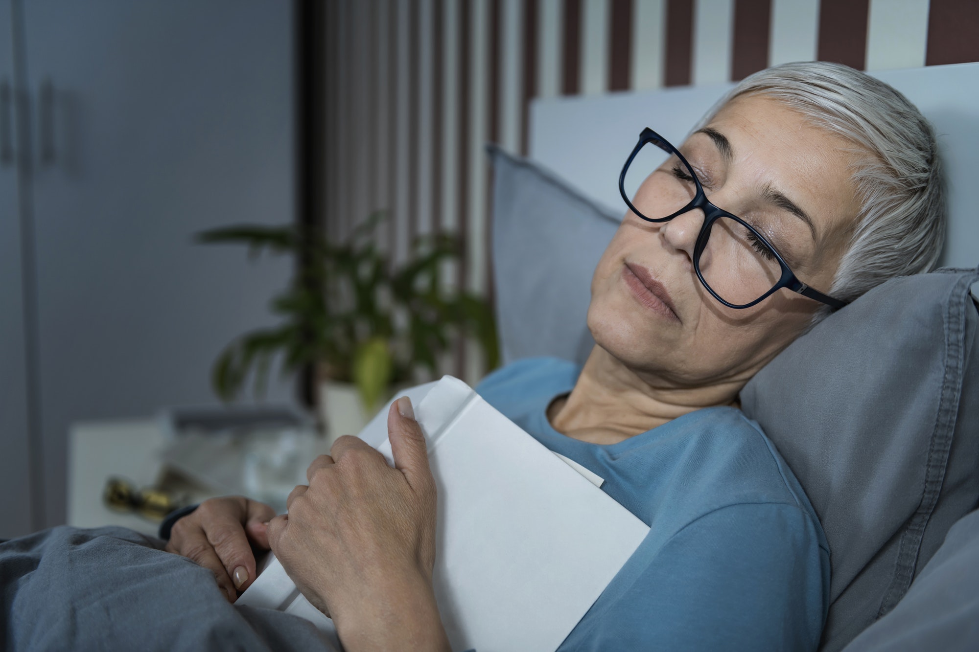 woman sleeping with her glasses on